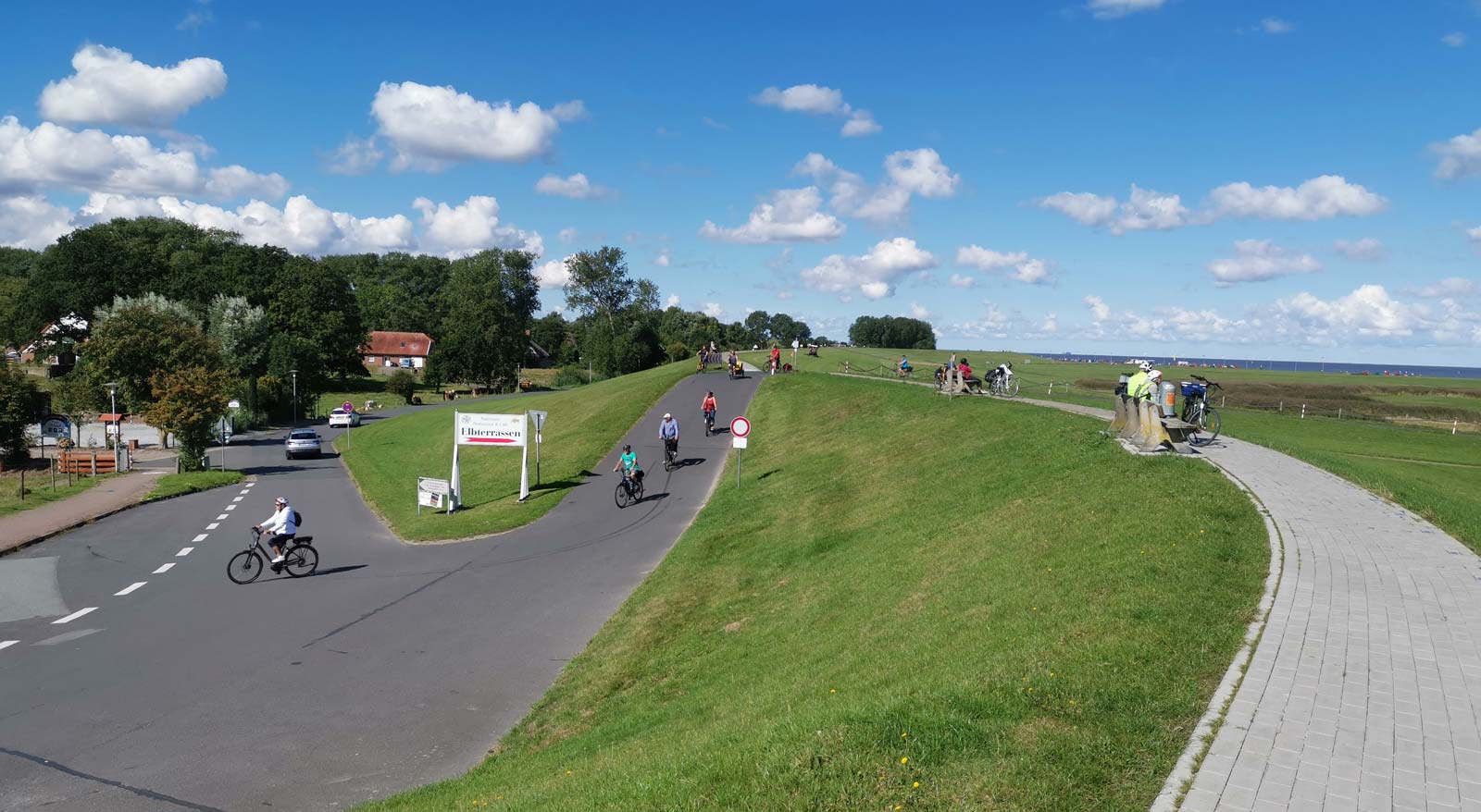 Mit dem Fahrrad am Deich in Otterndorf